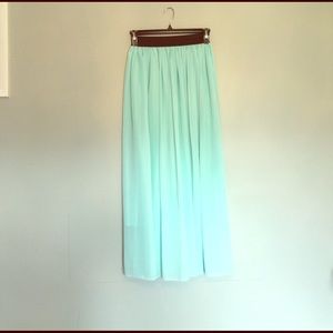 Maxi skirt with elastic waist. Fully lined