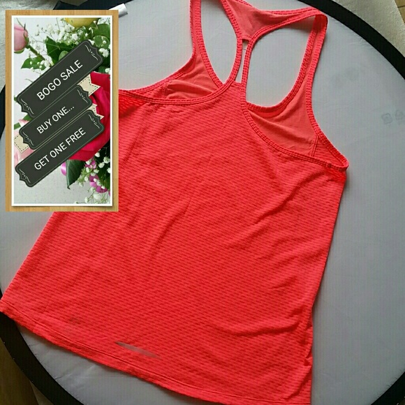 Under Armour Tops - 🔴⤵Under Armour top⤵🔴