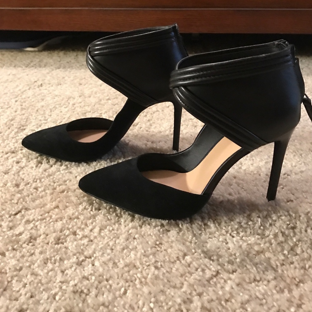 Black leather-suede combo Joe's Jean Dae Pump