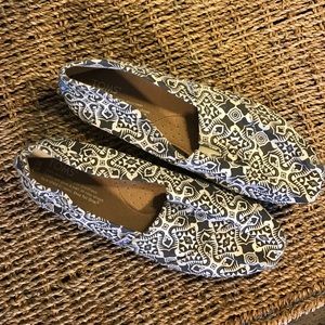 Toms Black and White Abstract Design style