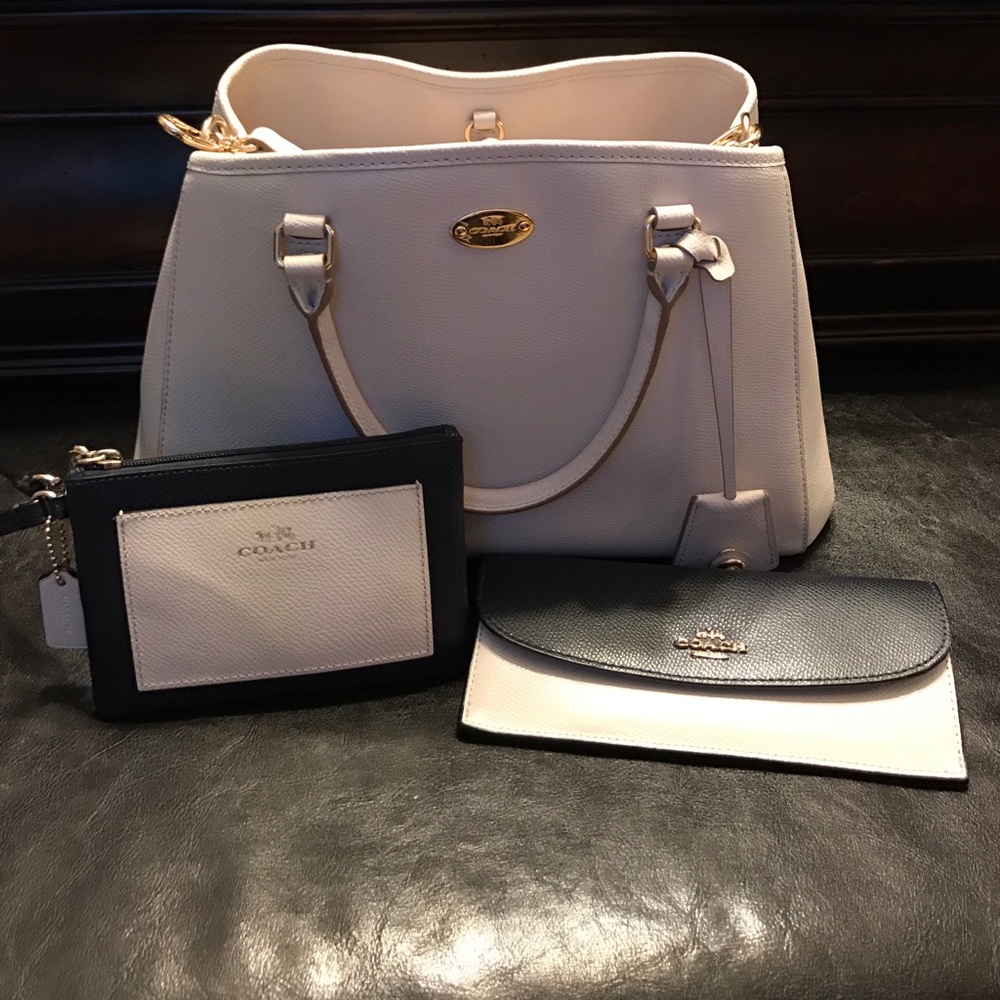 EUC Coach 3 piece set. Wristlet, wallet, purse.