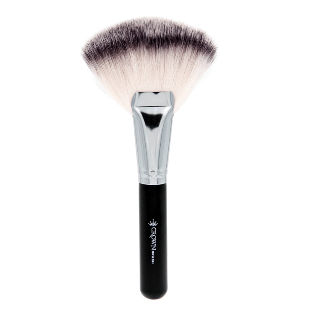 NWT Crown Deluxe Fan Brush SS023