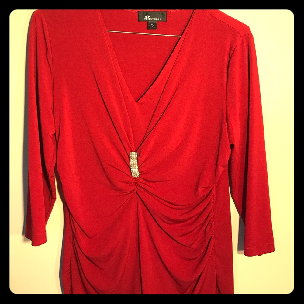 ✨Red top with Rhinestone clip✨