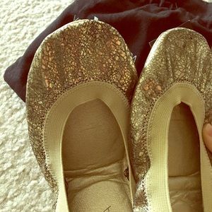 Gold flats that can fold into your bag. Size 8