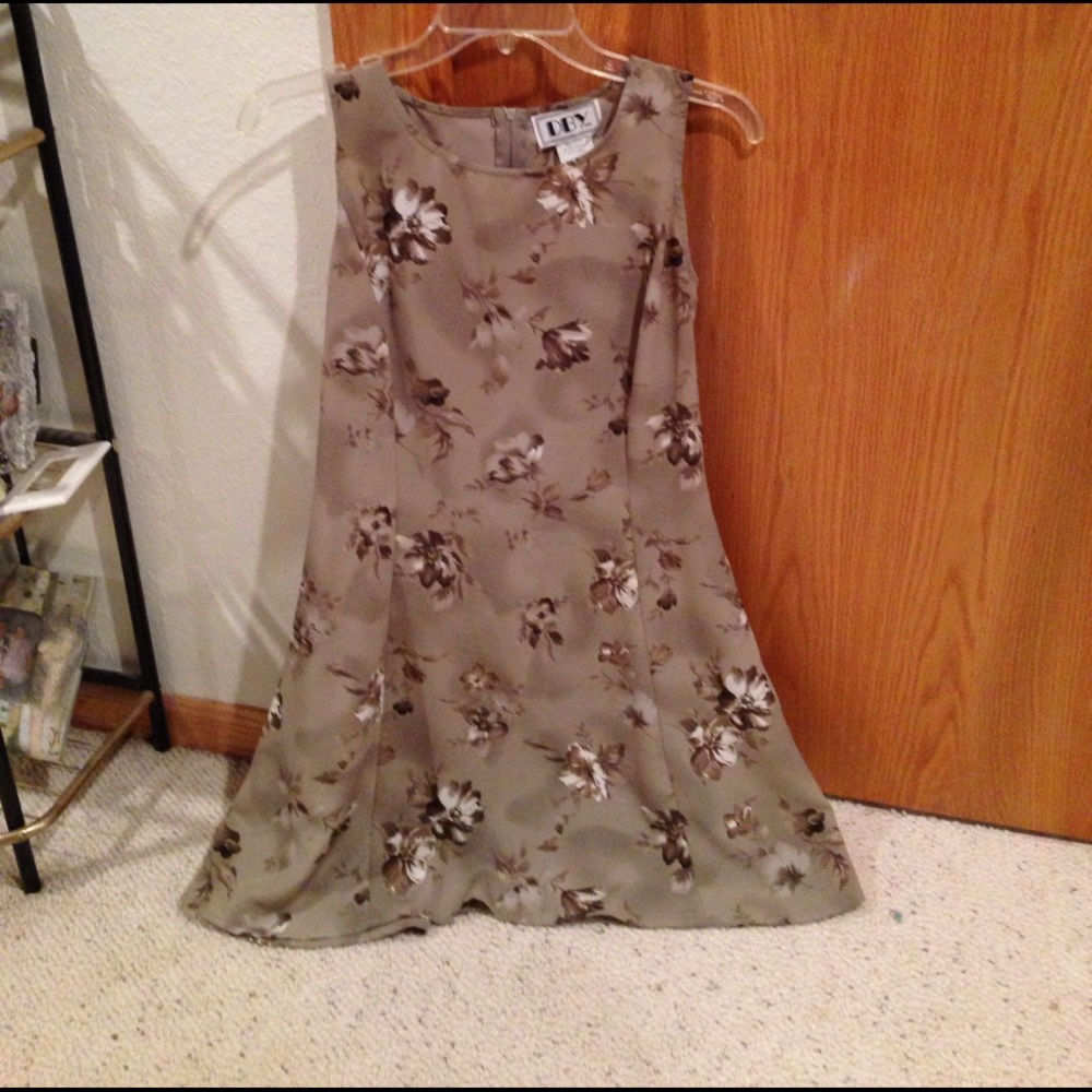Very pretty knee length dress size 7