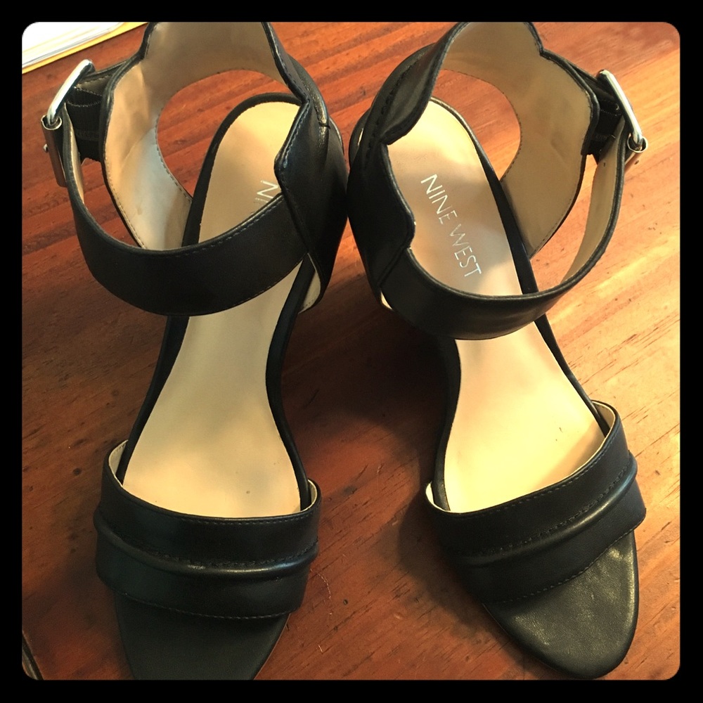 Nine west size 6 open toed wedges