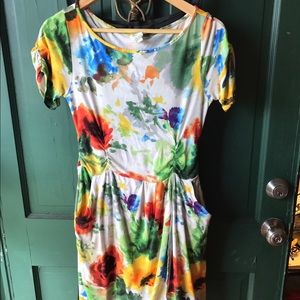 Colorful knee length dress w pockets! Cute fit!