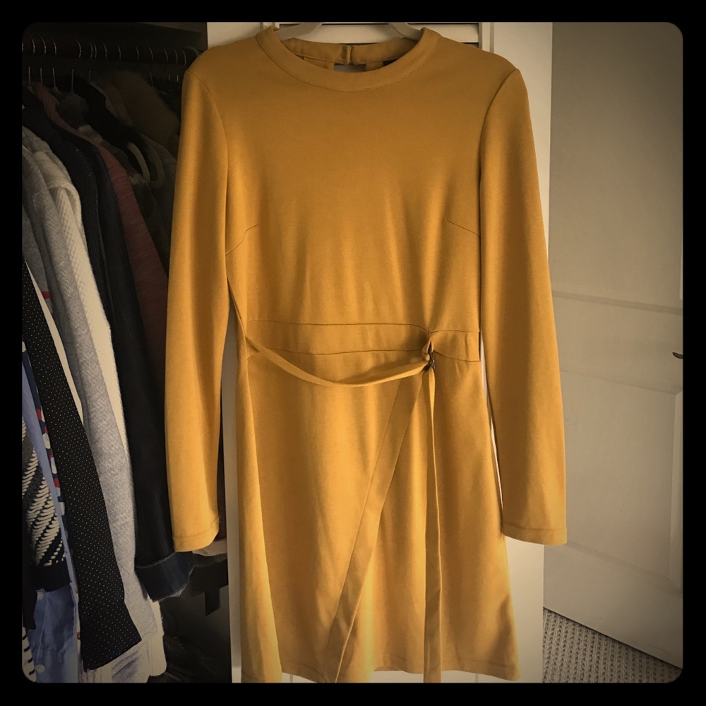 60's vibe: Yellow Gold Long-Sleeve Dress