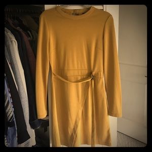 60's vibe: Yellow Gold Long-Sleeve Dress