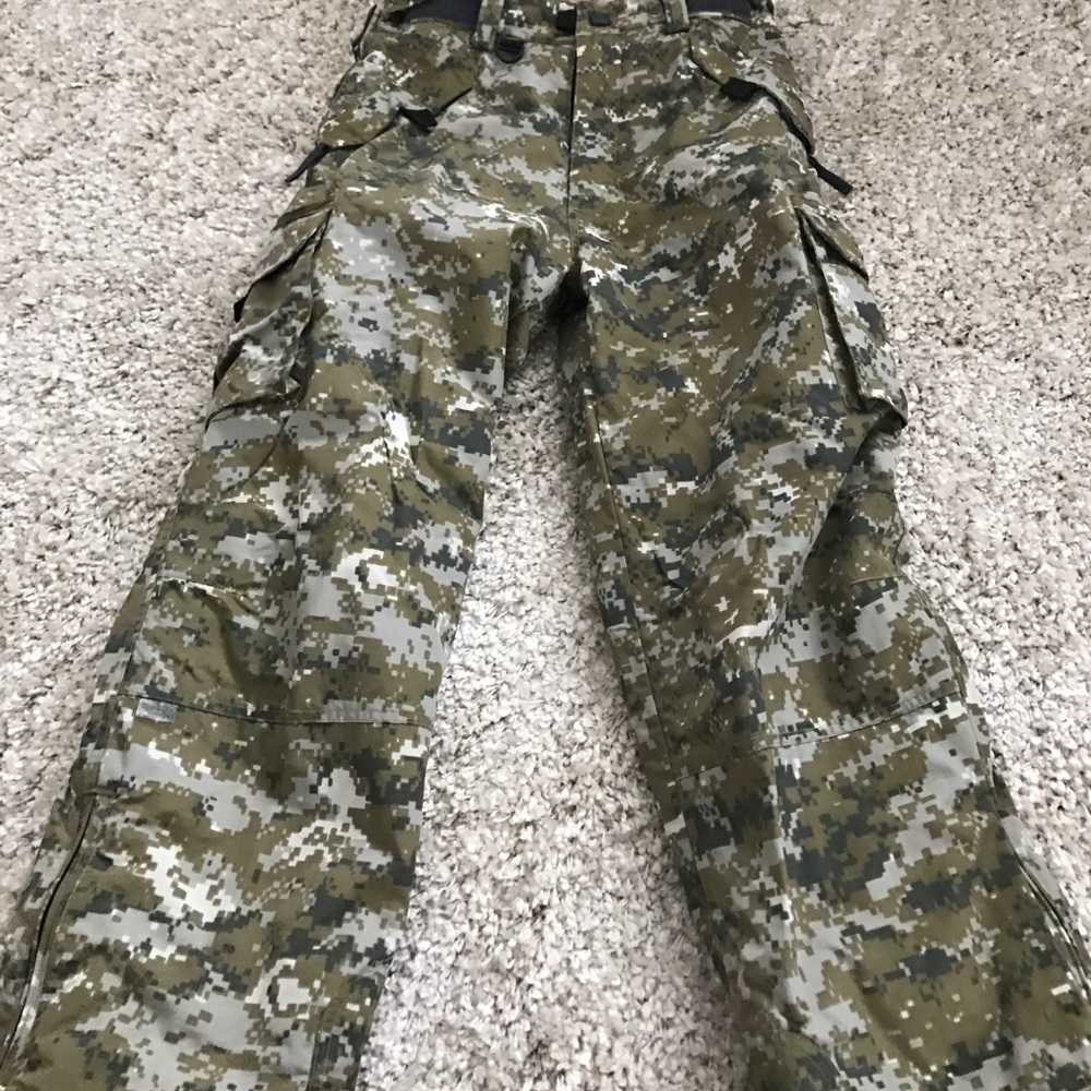 e408 Camouflage Print Green & Tan Ski Pants Boys Size L