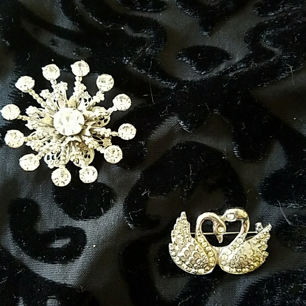 Vintage brooch bundle.
