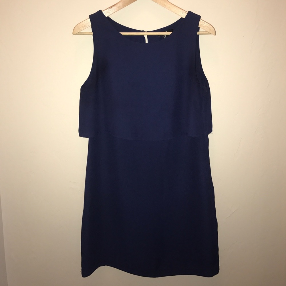Women's H&M navy shift dress.