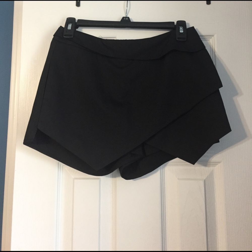 Asymmetrical skort