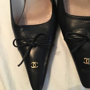 Chanel pointed toe kitten heels 👠