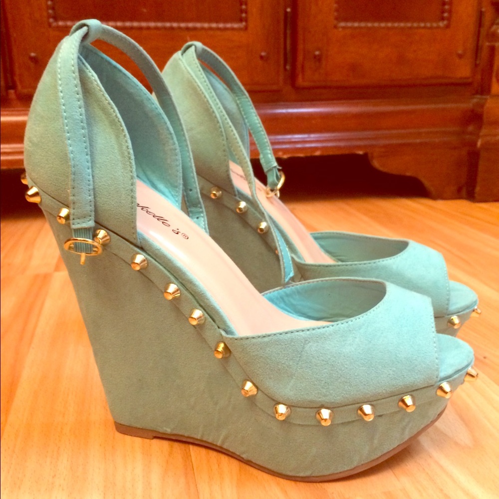 🔥🔥Studded Platform Sandals. NEVER WORN!!!🔥🔥