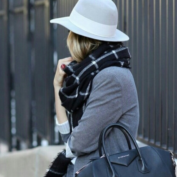 Cozy Tartan Scarf - Picture 3 of 3