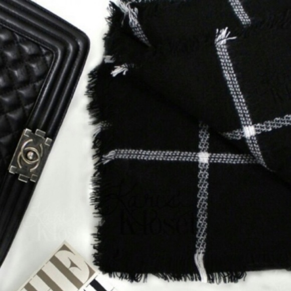 Cozy Tartan Scarf - Picture 2 of 3