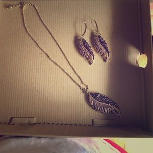 Express necklace/earrings set in two tone purple!