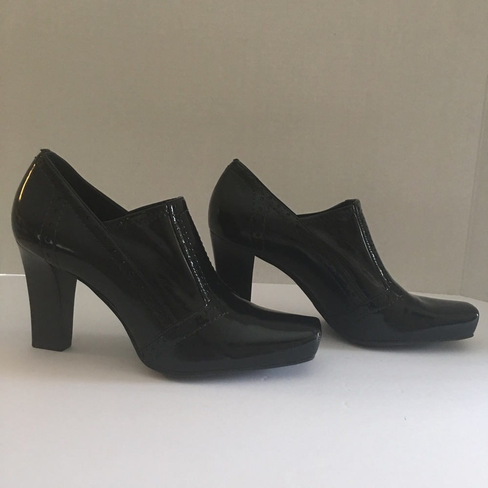 Black patent leather square heel shoe