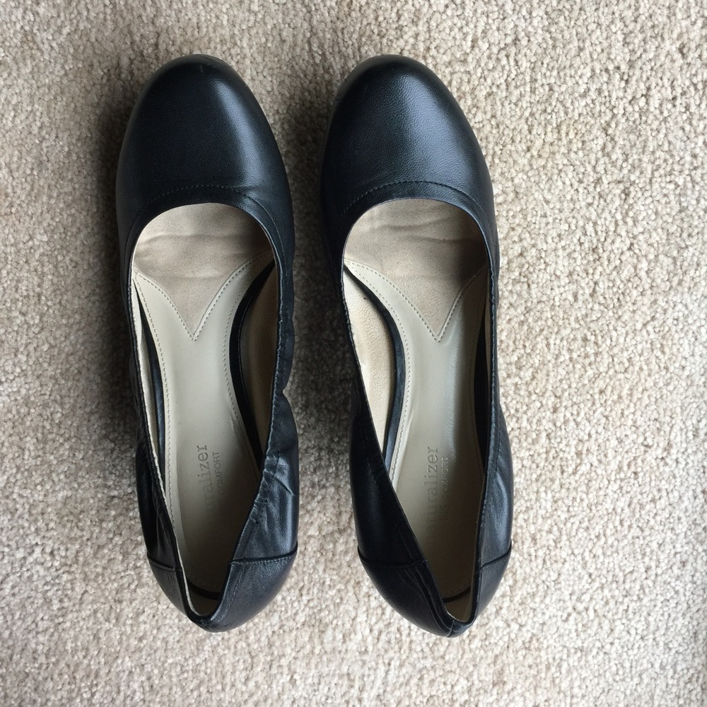Naturalizer black leather pumps