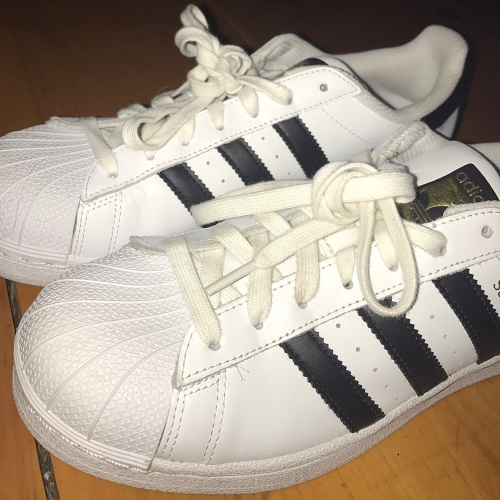 ADIDAS SUPERSTARS WOMENS SIZE 9 *COMES W BOX&WRAP