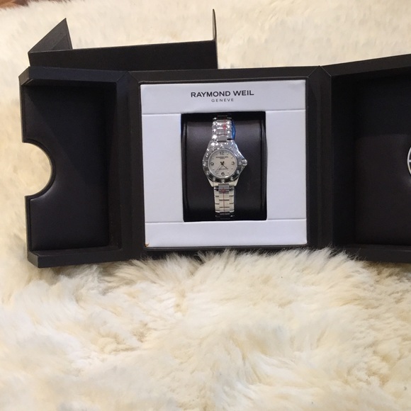 Gorgeous women\'s Raymond Weil diamond watch main image 7