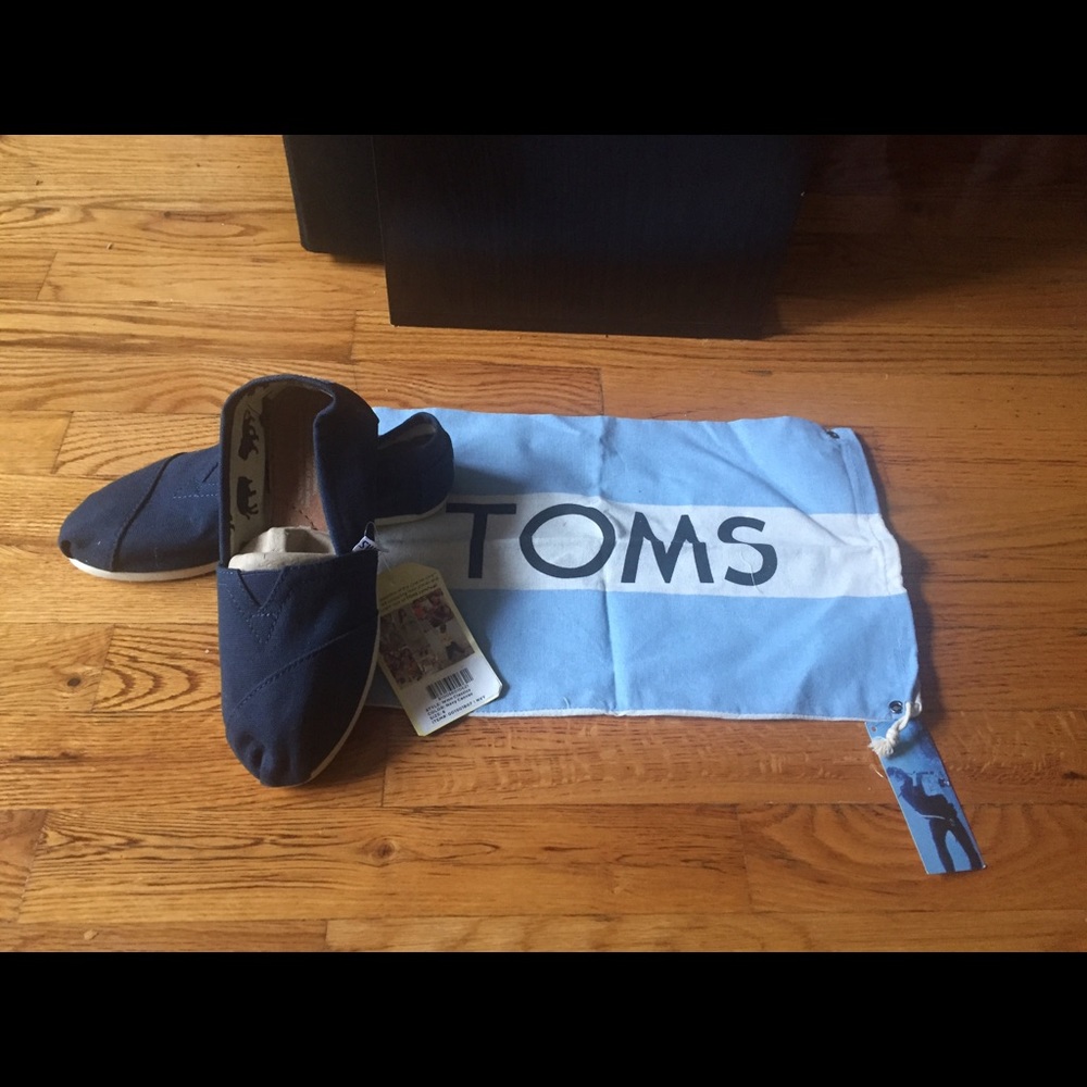 Navy TOMS size 6