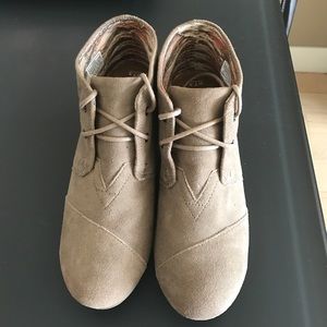 NWOT TOMS Suede Women's Desert Wedges, Sz 7.5