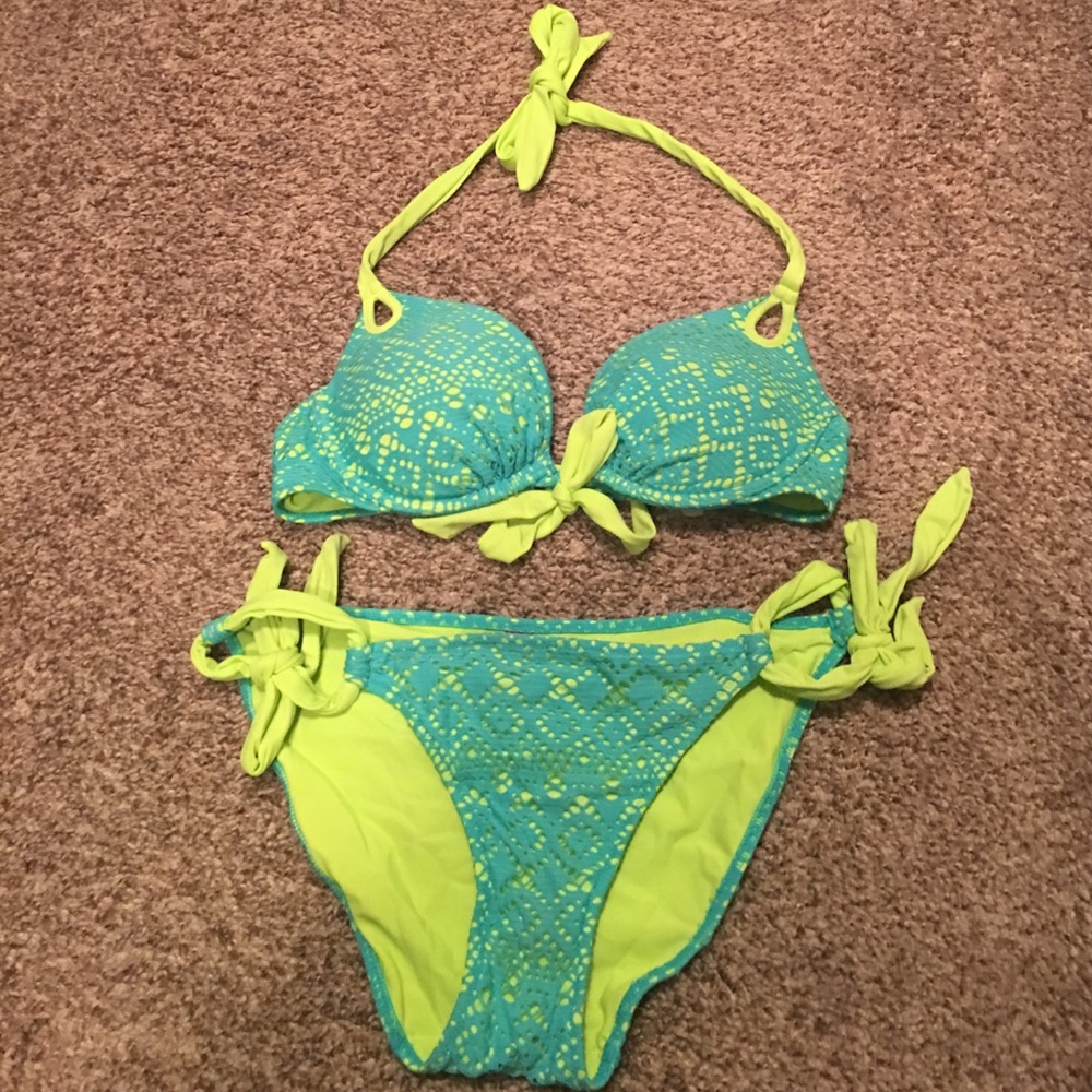 Victoria's Secret bombshell bikini set.