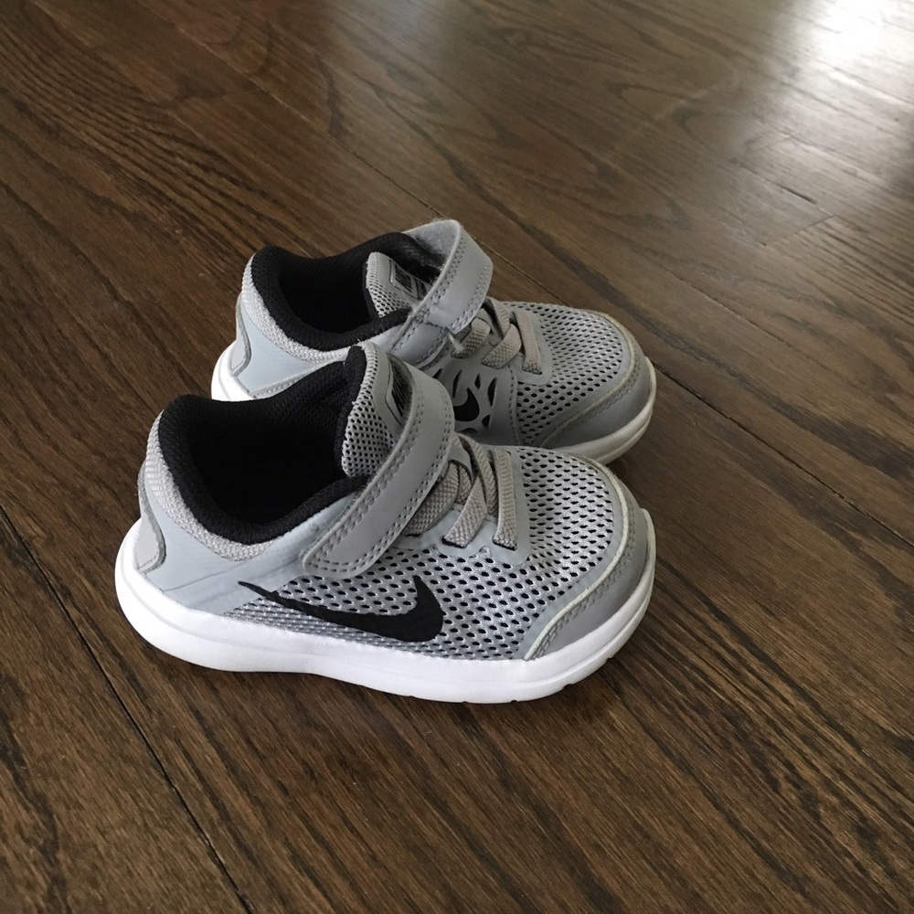 Nike Roshe toddler boys sneakers.