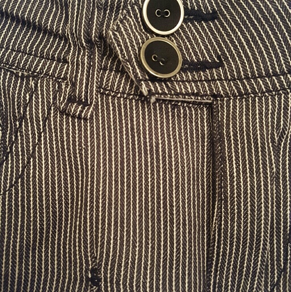 NWT! Cute Shorts 🌸 - Picture 3 of 5