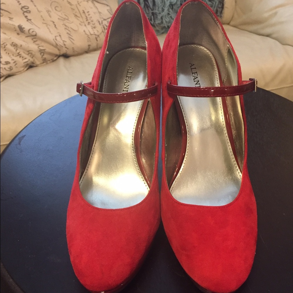 Red Suede Alfani Heels - Picture 4 of 7