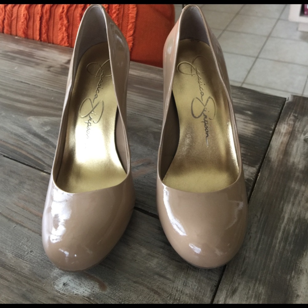 Jessica Simpson nude pump