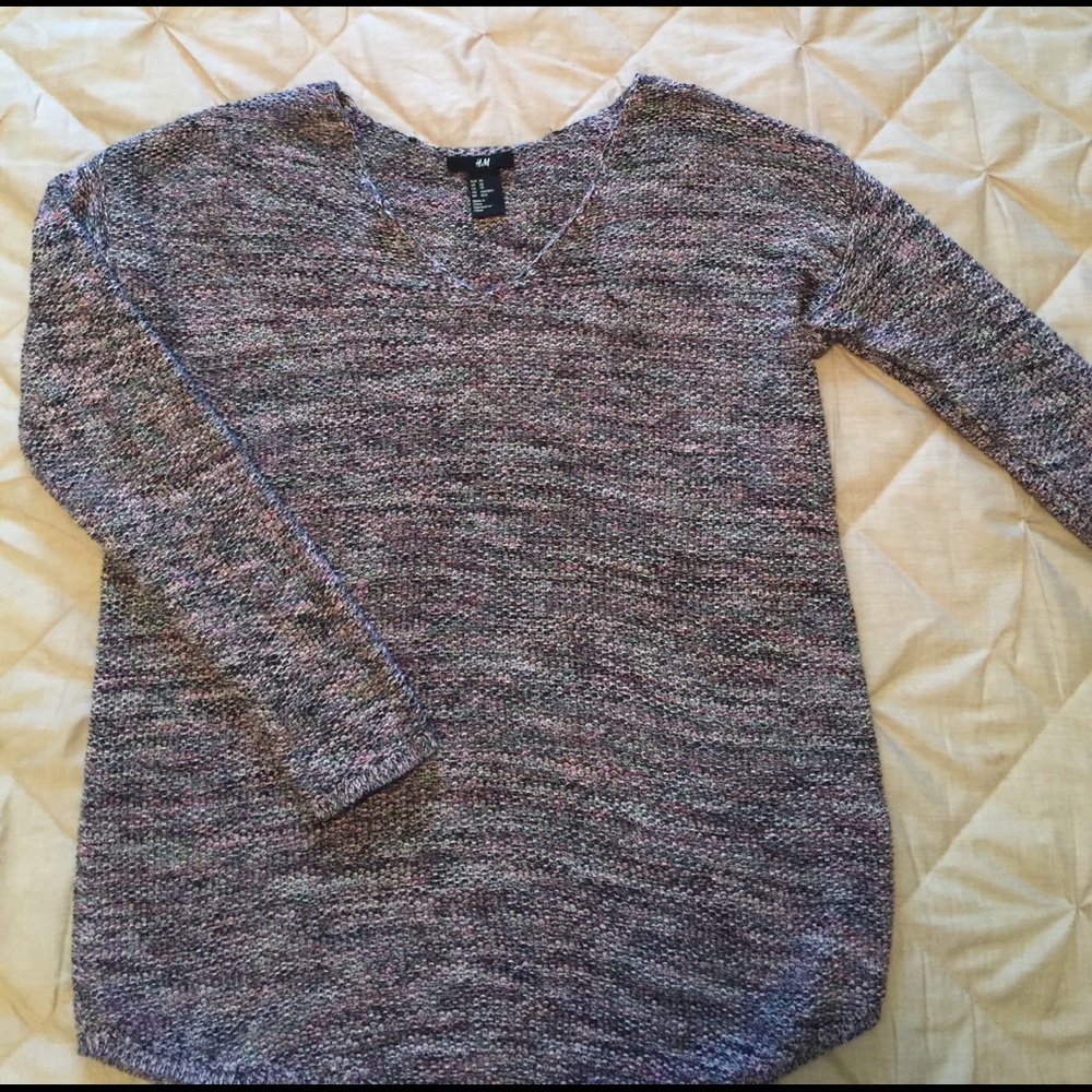 H&M v-neck sweater. Size XS pink, black, & white.
