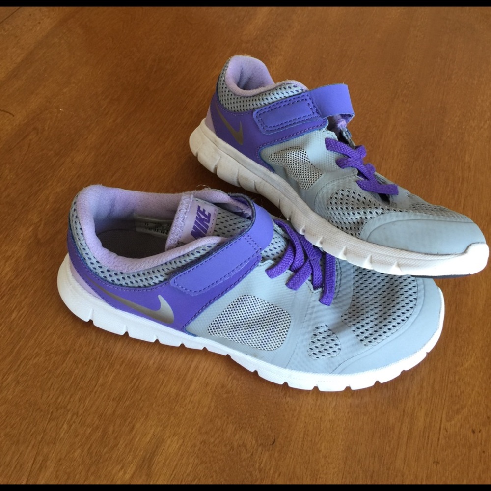 Velcro NIKES size 1Y, great condition!