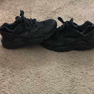 All black nike huaraches