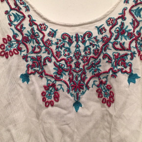 BRAND NEW white lose crop top with pretty beading - Picture 2 of 3