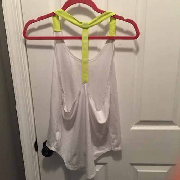 NIKE workout top with low cut back - Picture 2 of 3