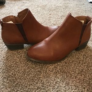 NWOT Chestnut ankle booties