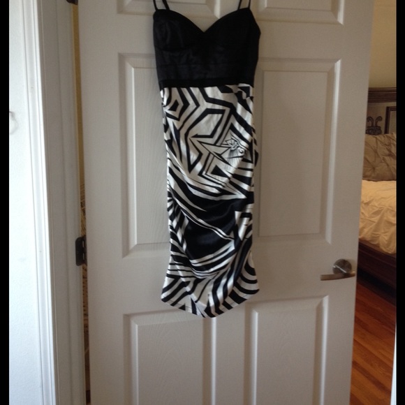 Fun date night or party dress - Picture 2 of 4