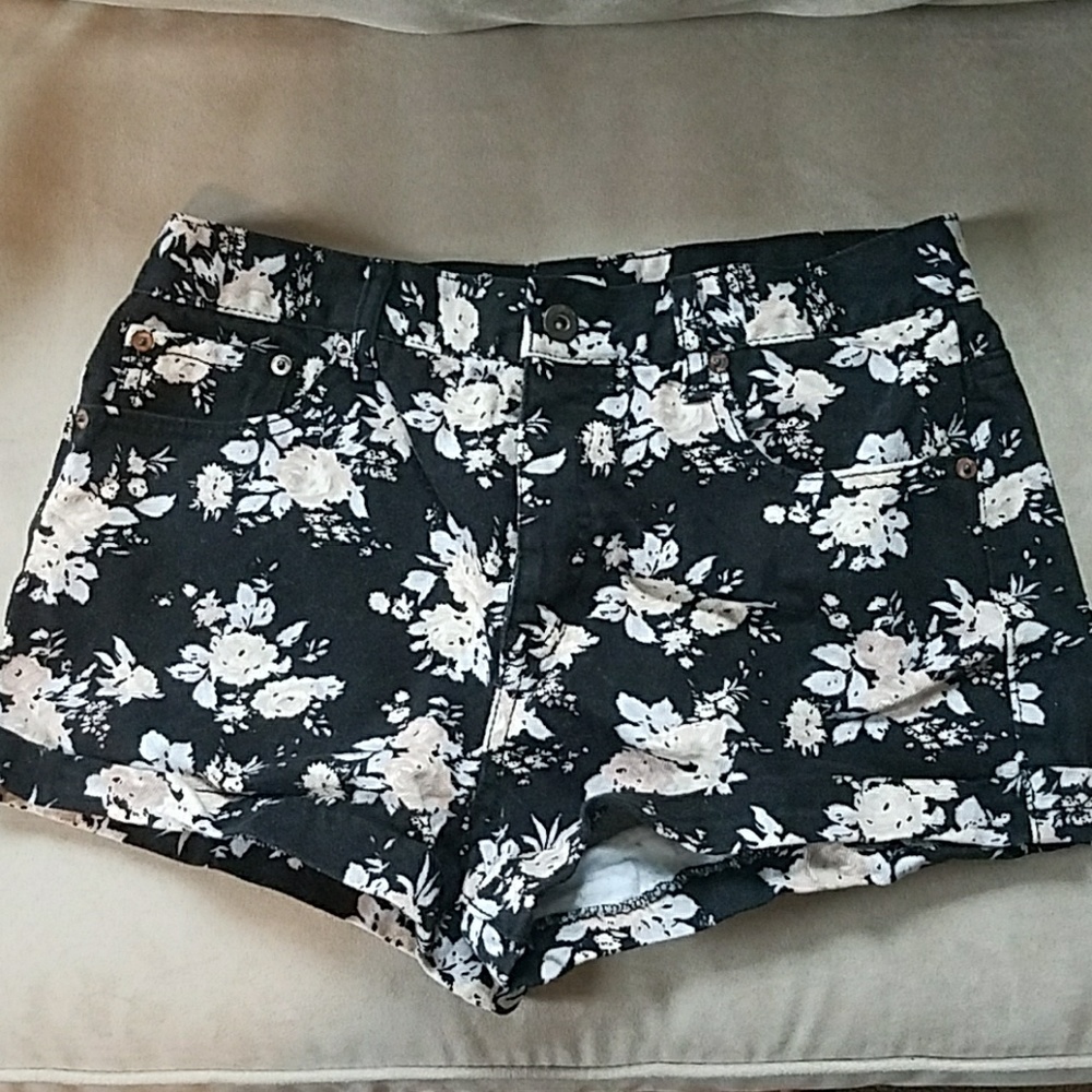 High waisted patterened denim shorts