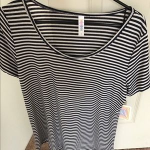 New with tags Large LuLaRoe Classic Tee