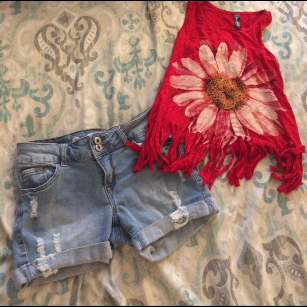 Tilly's daisy crop top🌼