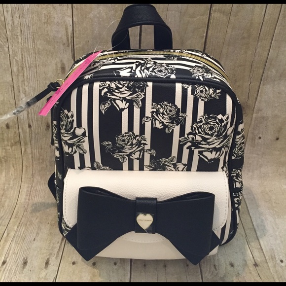 Betsey Johnson Handbags - 🎈ONE HOUR SALE 🎈HP🎉BETSEY JOHNSON flowered NWT
