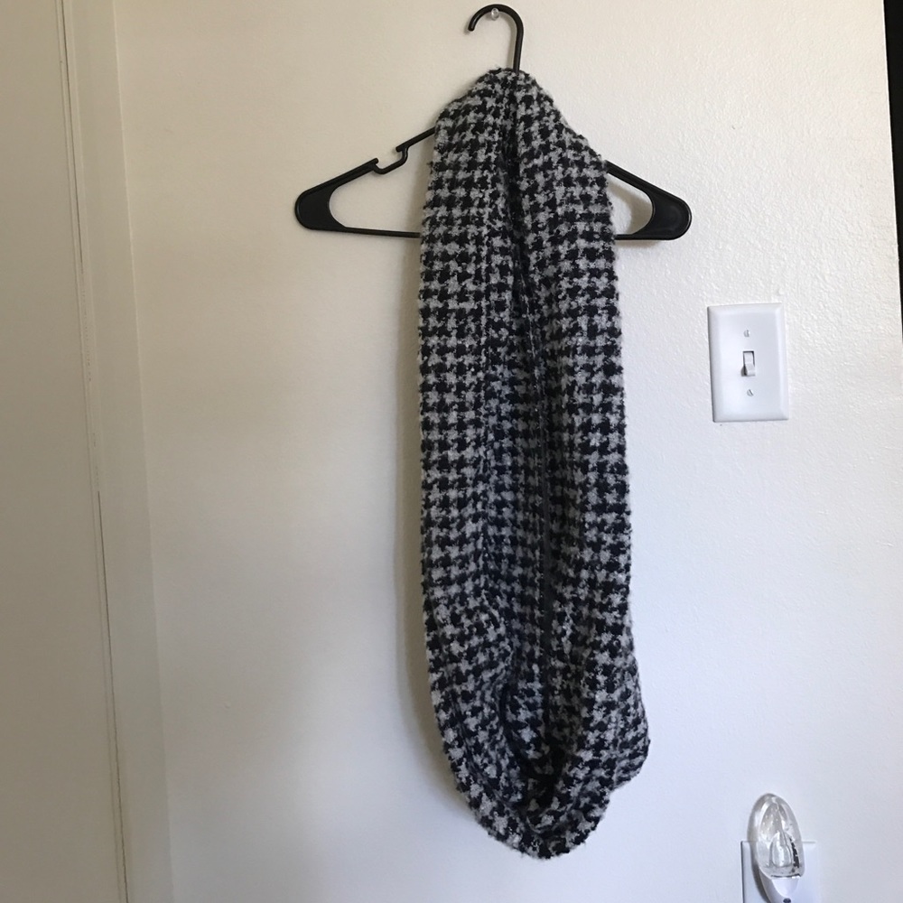 B&W checkered infinity scarf