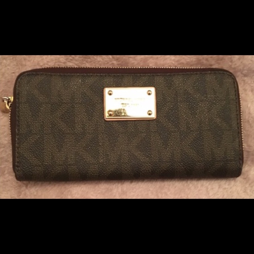 Mk  full size wallet. This is not a wristlet