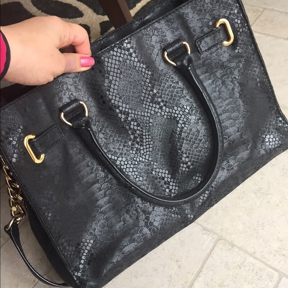 🎉HP🎉 Michael Kors Black Hamilton used with love - Picture 2 of 4
