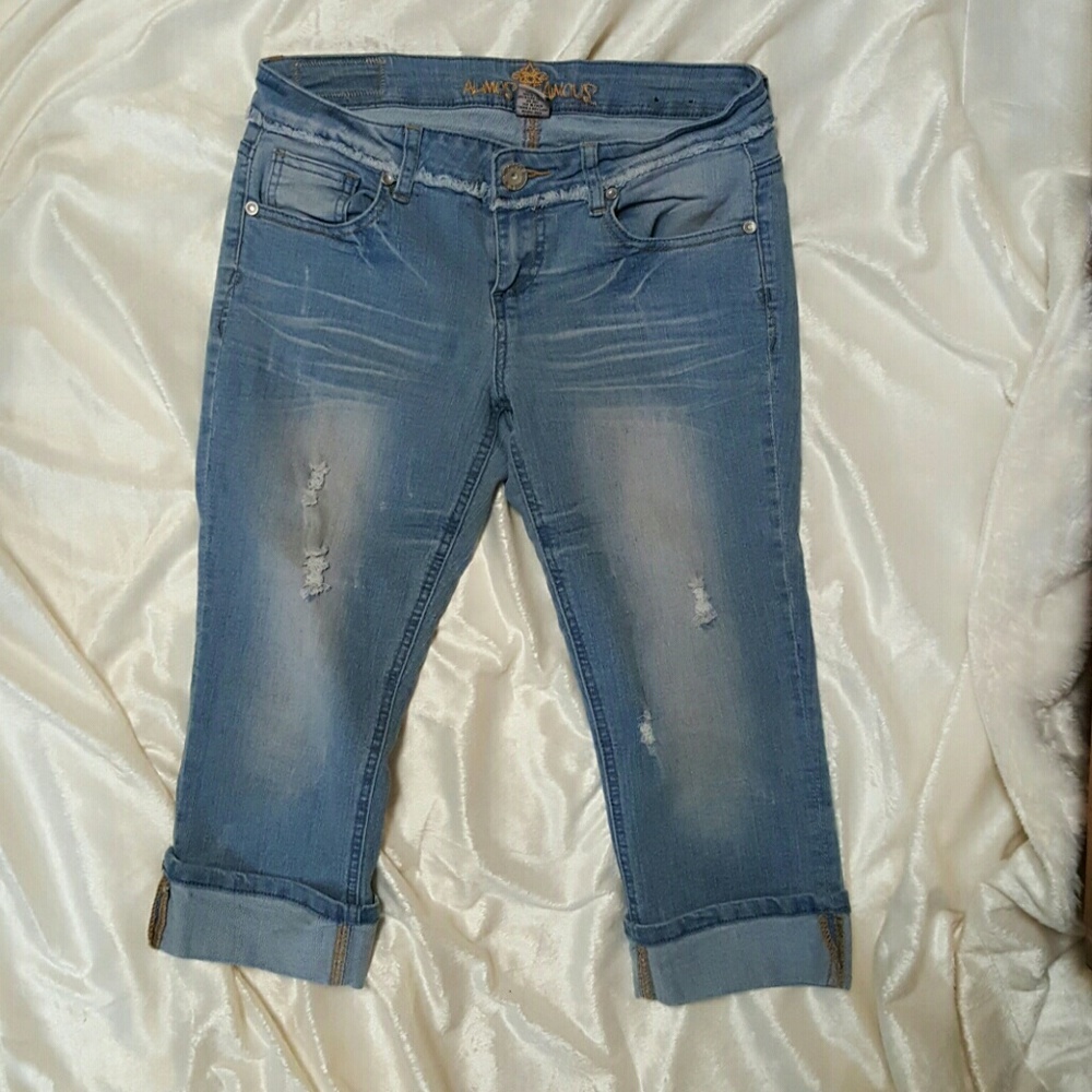 Distressed cropped jeans