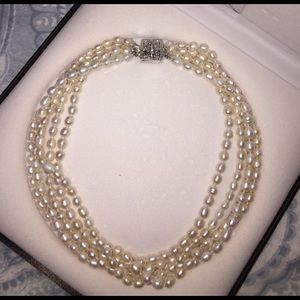 Stunning pearl necklace