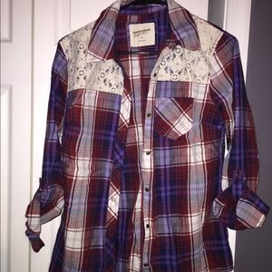 🚨 SOLD ON VINTED🚨 Cute button up plaid shirt!